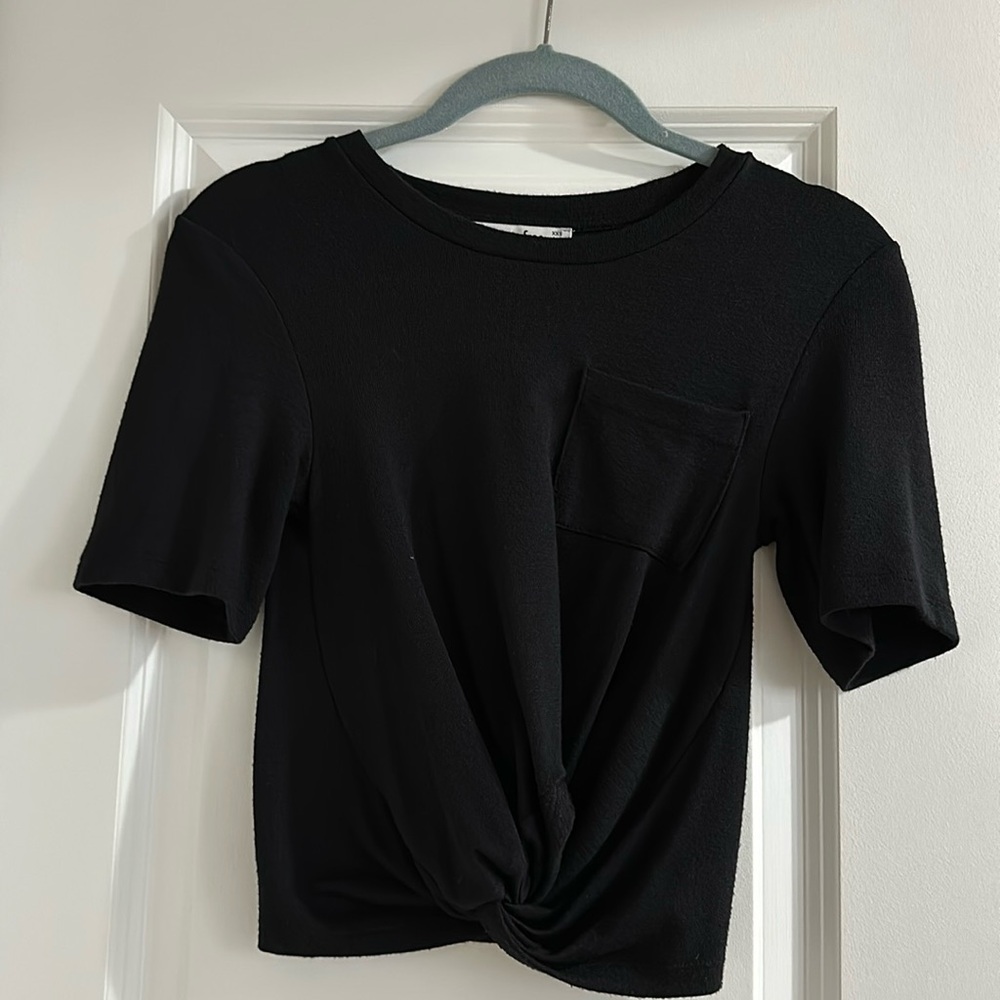 Aritzia Wilfred Free Aritzia black twist front knotted short sleeve T-shi…
